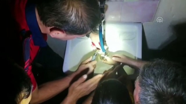 Parmağını musluk aynasına sıkıştıran çocuğu itfaiye kurtardı - DENİZLİ