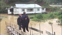 Borçka'da şiddetli yağış - AFAD ekipleri iki evde mahsur kalanlar için çalışma başlattı