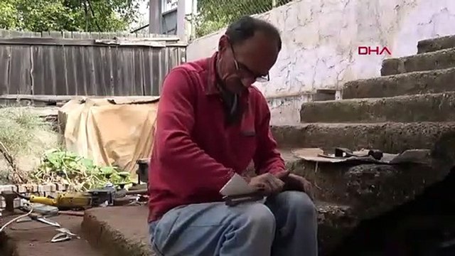 Hurda makine parçalarından bıçak yapıyor