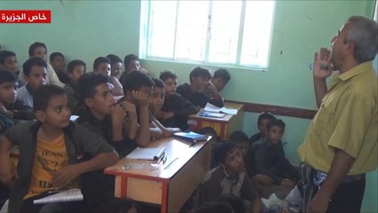 اضطروا للجلوس أرضا.. معاناة أطفال اليمن في المدارس