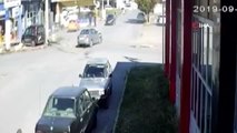 Ticari araç ile otomobilin çarpıştığı kaza güvenlik kamerasında