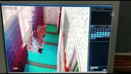 Camiden hırsızlık anı güvenlik kamerasında