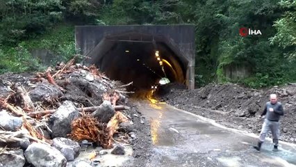 Borçka'da taşan dere tüneli kapattı