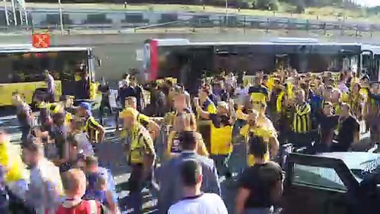Fenerbahçe taraftarı tezahüratlarla statta