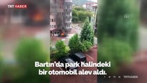 Yanan otomobili balkondan su dökerek söndürmeye çalıştılar