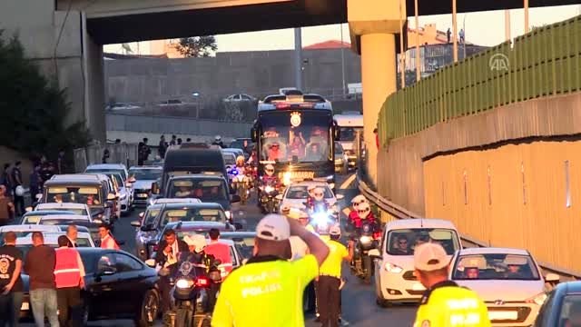 Galatasaray ve Fenerbahçe takım otobüsleri Türk Telekom Stadı'na geldi