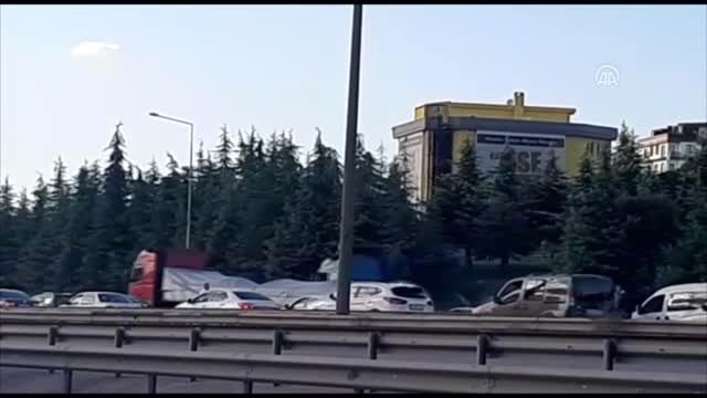 Otomobille hafif ticari araç çarpıştı: 2 yaralı