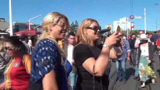 Taksim’de Derbi Öncesi Galatasaray Taraftarından Polise Tezahürat