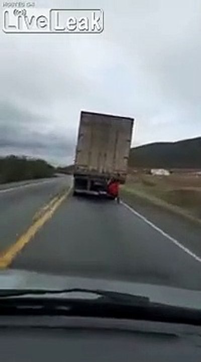 2 enfants accrochés à l'arrière d'un camion sur l'autoroute !