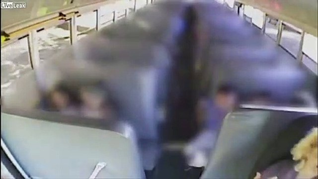 Cette chauffeur de bus d'école fait hurler les enfants en conduisant !
