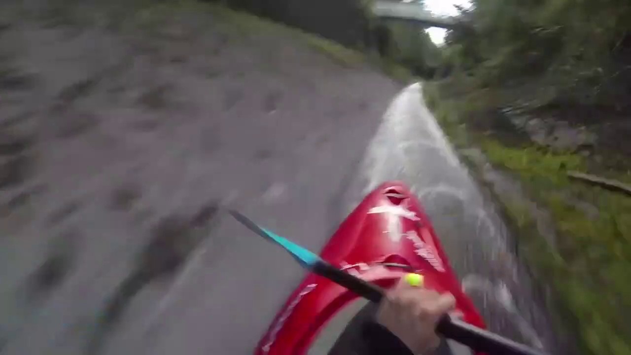 Ce kayakiste de l'extrême descend un fossé de drainage vertigineux