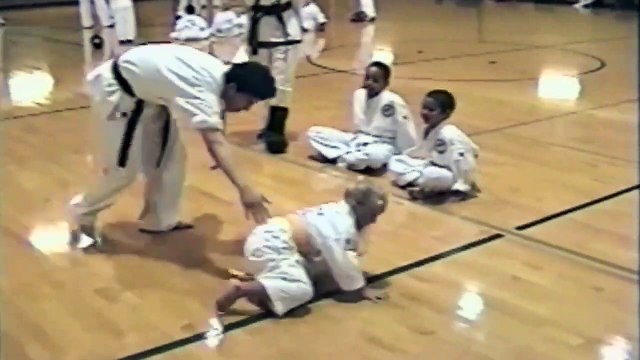 Cet enfant vient défendre sa copine pendant un cours de karaté. Adorable