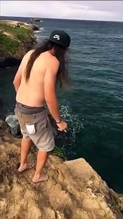 Ce dingue plonge du haut d'une falaise la clope au bec et se prend un plat monumental