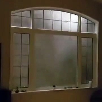 Elle va se rendre compte que ses fenêtres sont très solides: énorme tempête