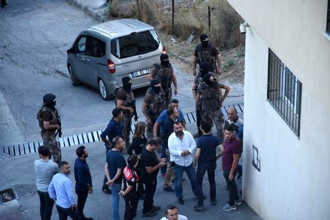 İzmir Karabağlar'da bir kişi havaya ateş açtı, özel harekat sevk edildi