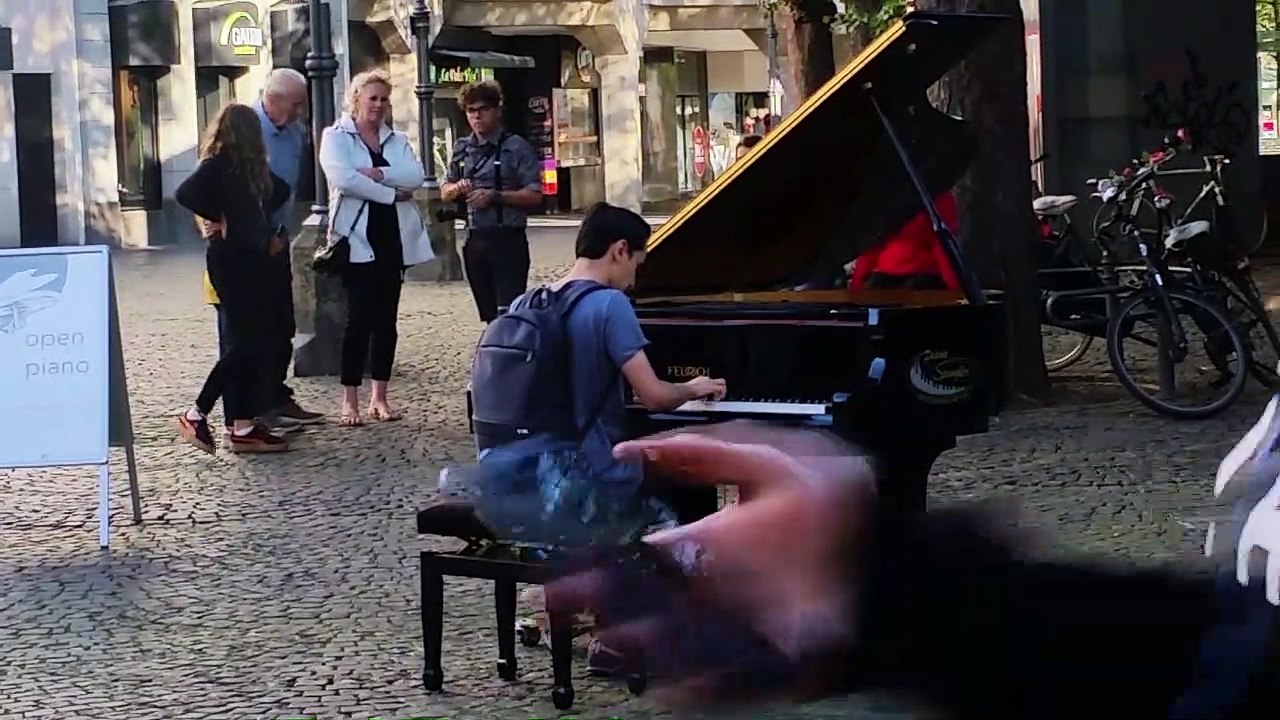 Open piano in Bonn 2019-8-11 (2)