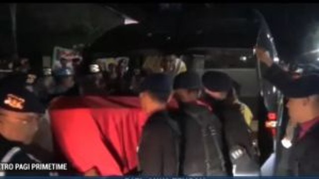 Isak Tangis Sambut Jenazah Korban Pesawat Jatuh di Papua