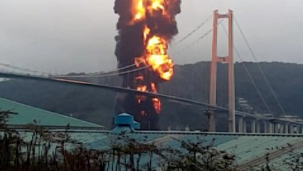 '폭발음에 불기둥' 대형 선박에 큰 불..."46명 구조·17명 부상" / YTN