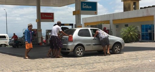 Carro do Zoi Aberto quebra no Posto de Gasolina
