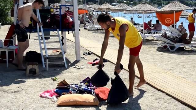 Bodrum'da cankurtaranlar kıyı temizliği yaptı