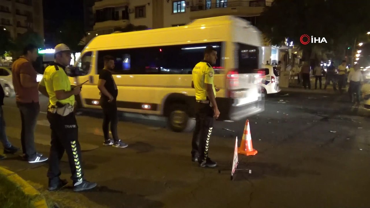 Diyarbakır’da otomobil kırmızı ışıktan geçerek, reklam panosuna uçtu: 7 yaralı