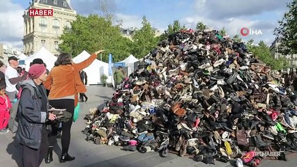 Paris'te mayın ve bomba kurbanlarına destek için ayakkabı piramidi