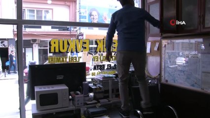 İş yerine parke taşıyla saldırı anı güvenlik kamerasına yansıdı