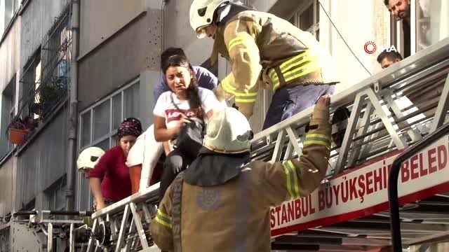 Fatih'de 5 katlı binanın giriş katında yangın