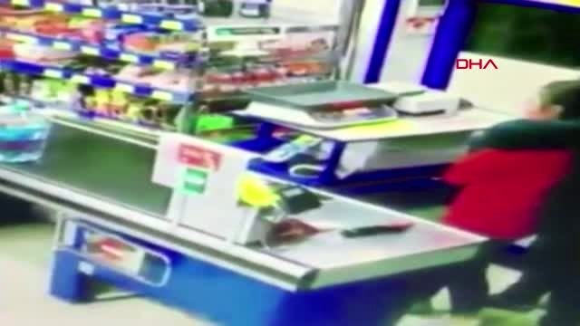 Kadın kasiyerin boğazına bıçak dayadı; o anlar kamerada