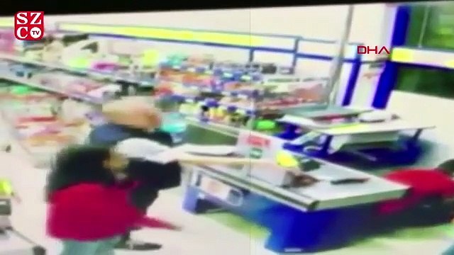 Kasiyerin boğazına bıçak dayayıp kasayı boşalttı