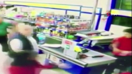 Küçükçekmece’de bıçaklı market soygunu kamerada