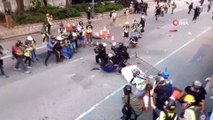 -  Hong Kong’da Polisten Göstericilere Plastik Mermili Müdahale