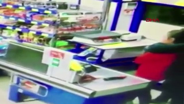 Kadın kasiyerin boğazına bıçak dayadı; o anlar kamerada