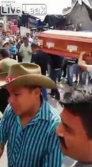 Funérailles : ils dansent en portant le cercueil !