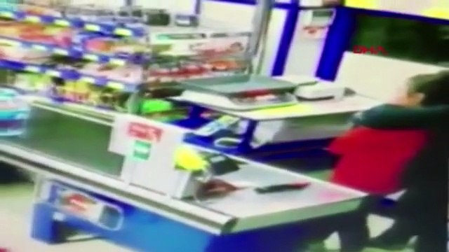 Markette dehşet anları ! Kasiyerin boğazına bıçak dayadı
