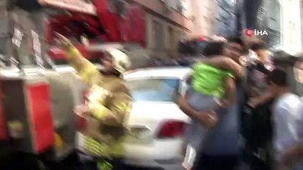 Fatih'te 5 katlı binada yangın ! Mahsur kaldılar