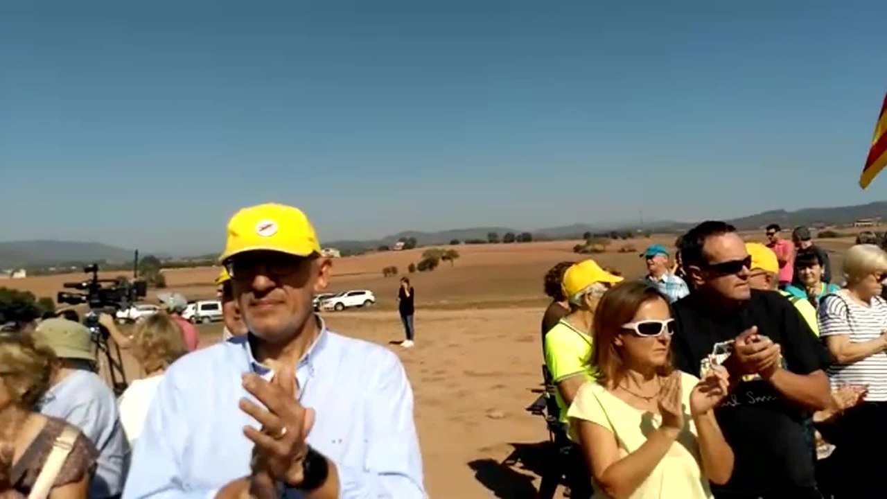 Gritos de 'Absolución' en un acto de JxCat ante la cárcel de Lledoners