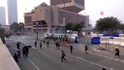 - Hong Kong'da Polisten Göstericilere Plastik Mermili Müdahale