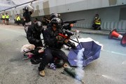 Hong Kong'da polisten göstericilere plastik mermili müdahale