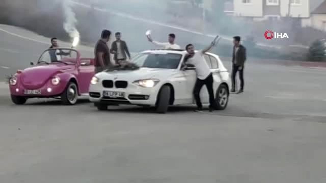 Düğün arabası gibi süslediği otomobilin üzerine "Beni affet ben öküzüm" yazdı, sonu hastanede bitti