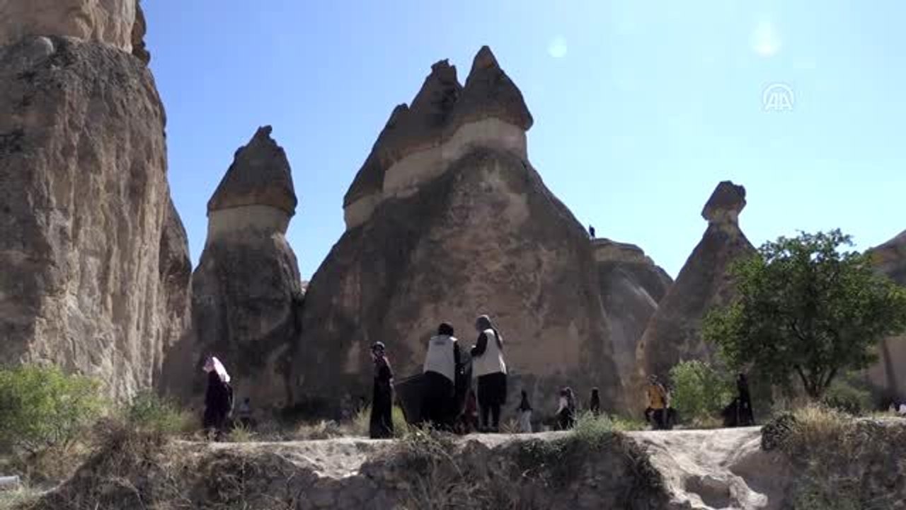 İHH gönüllüsü öğrenciler peribacaları arasında çöp topladı