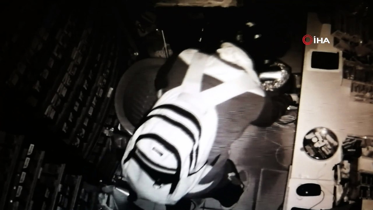 Kasklı hırsız vatandaşın elinden kaçtı...Hırsızlık anları kamerada