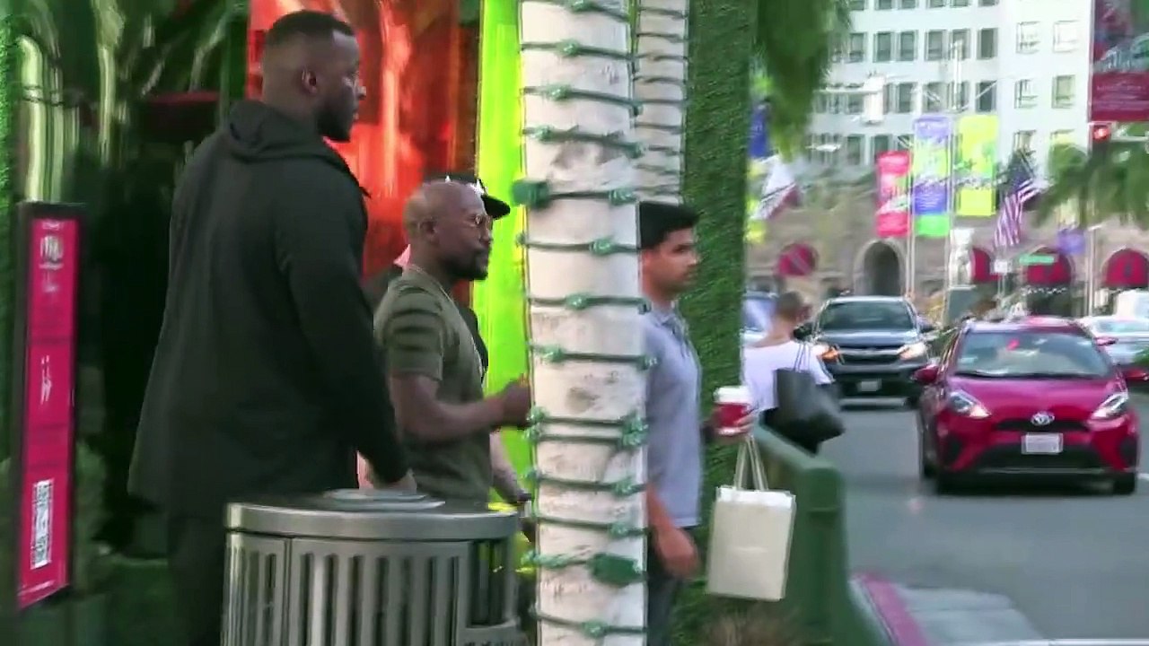 Floyd 'Money' Mayweather interviewé par @Midic à Beverly Hills - shopping pour les fêtes de Noël