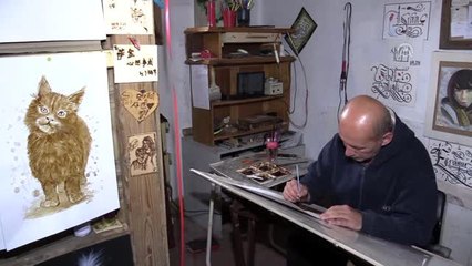 Resimlerinde boya yerine "kahve" kullanıyor