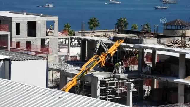 Bodrum'daki imara aykırı yapıların yıkımı sürüyor