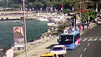 Üsküdar'da denize atlayan kişiyi polis böyle kurtardı