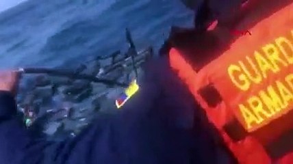 Okyanusun ortasında uyuşturucu dolu bavullara tutunarak hayatta kaldılar