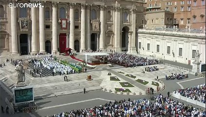 Télécharger la video: Papst Franziskus ehrt Flüchtlinge