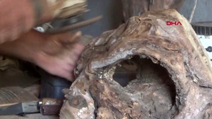 Ağaç parçalarından eşya yapıyor