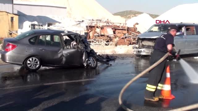 Nişana gidenlerin minibüsü ile otomobil çarpıştı: 1 ölü, 8 yaralı